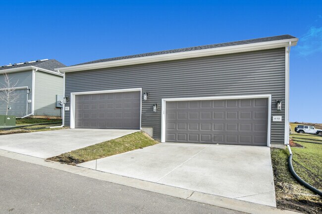 Building Photo - 671 Hillcrest Dr