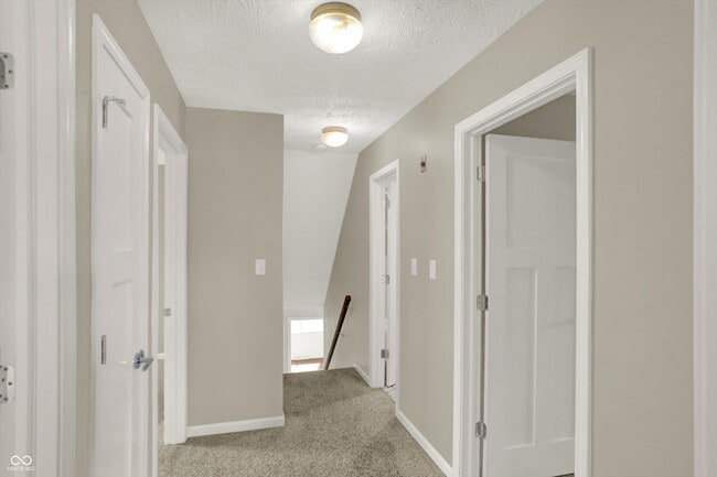 Building Photo - 3037 Golfview Dr