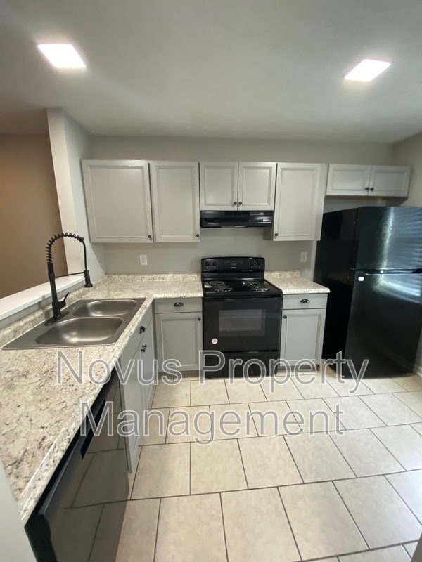 Building Photo - 619 South St