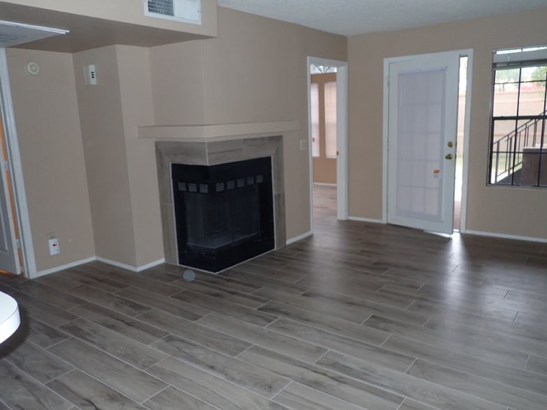 Building Photo - 2333 E Southern Ave