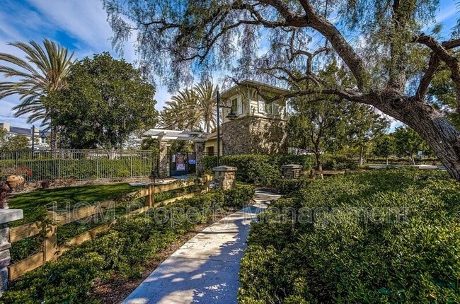 Building Photo - 315 Silk Tree
