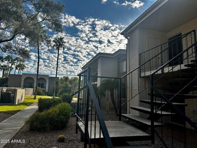 Building Photo - 16852 E La Montana Dr