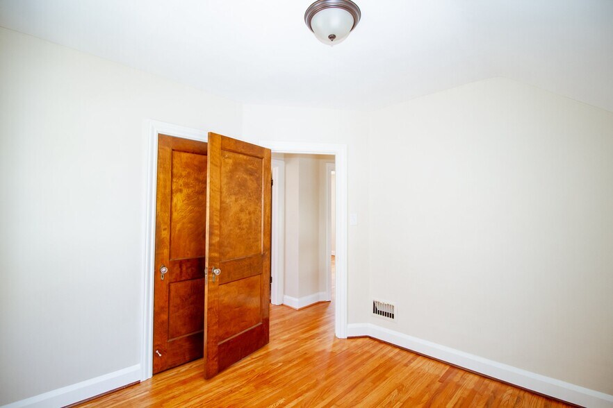 Building Photo - 2032 Glencove Dr
