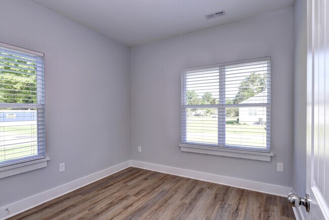 Building Photo - 102 Magruder Ave