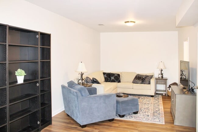 Building Photo - Fully furnished - single family