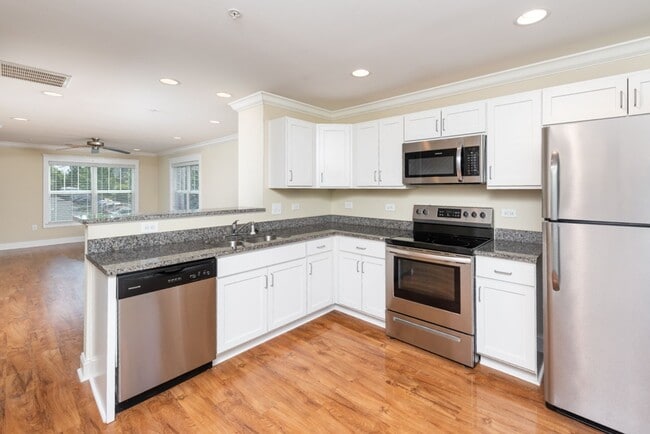 Building Photo - 2 Bedroom Townhouse- END UNIT - Everything You Need! Woodlands of Charlottesville *Only a $500 de...