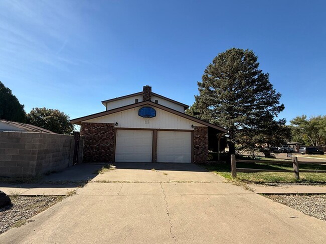 Building Photo - 4 Bed Brick Home! Zia School District! - Pets Welcome!!!