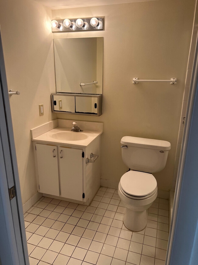 Building Photo - 2600 Collins Ave