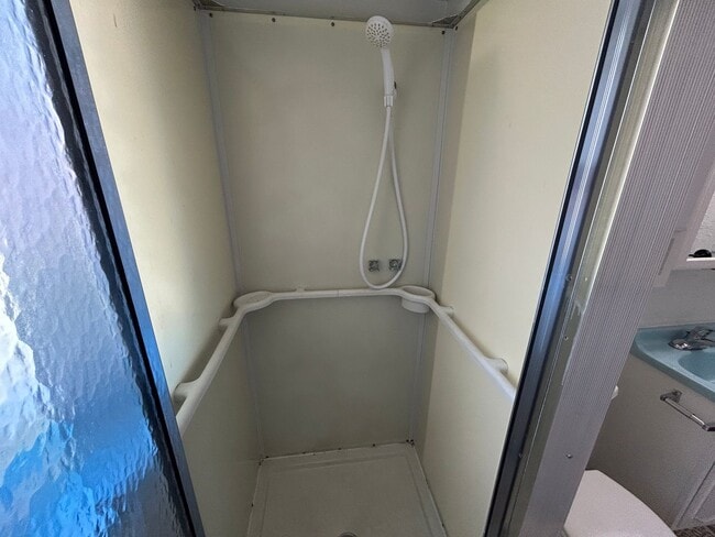 Building Photo - 5 Bed 2 Bath Home with 2 Car Attached Garage in Quiet Nice Neighborhood.