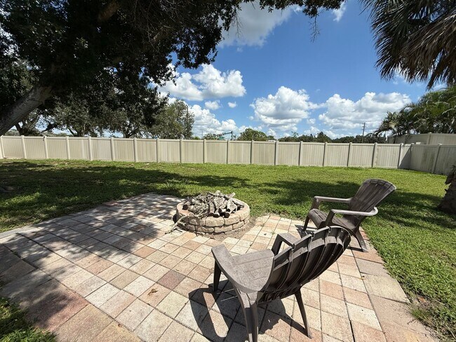 Building Photo - 2/2 with Fenced Yard, Garage and Laundry, ...