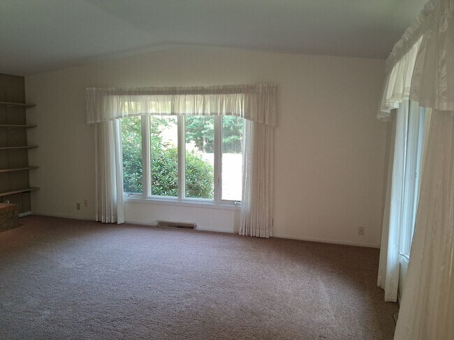Building Photo - Beautiful 3-Bedroom Home with Pool on Lakeshore Drive
