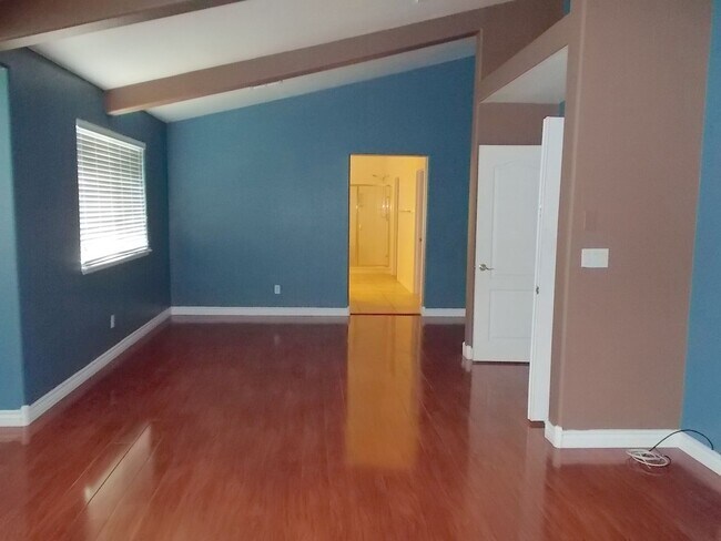 Building Photo - Beautiful 4BR Home with Pool, Loft, and 3-...