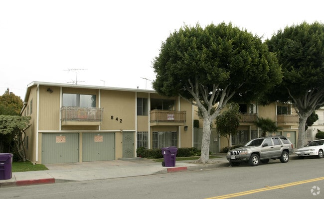Building Photo - 830-842 Elm Ave Apartments
