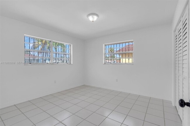 Building Photo - 3572 SW 25th St