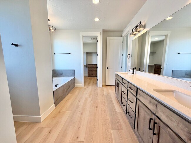 Building Photo - Beautiful Modern 5 Bedroom Home!! Furnished or Unfurnished option!!