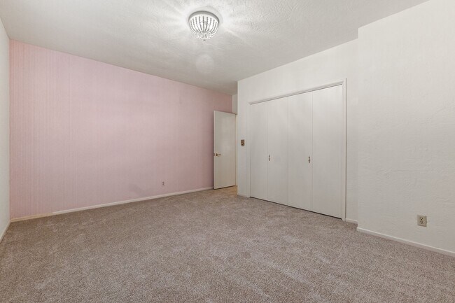 Building Photo - Ocean View Prime Location