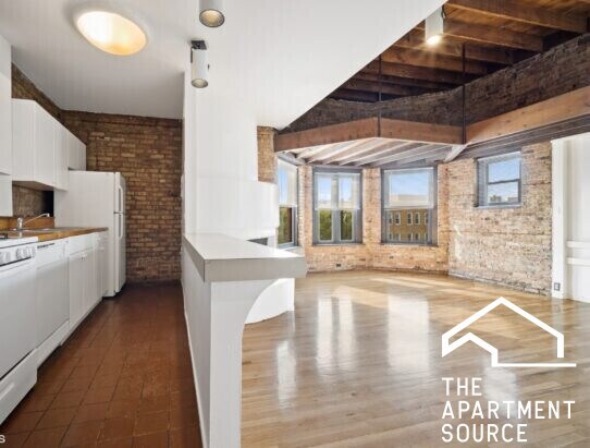 Building Photo - 553 W Wellington Ave