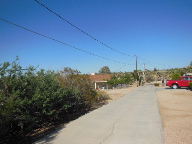 Building Photo - Quiet neighborhood and great views!