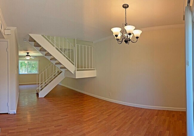 Building Photo - Beautifully Updated 3 Bedroom, 2.5 Bathroom Townhome!