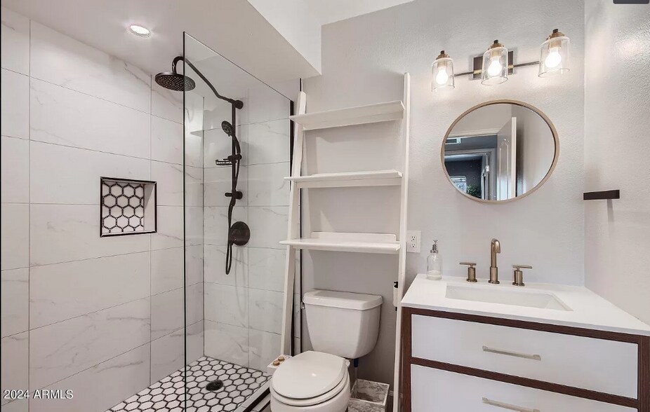 Building Photo - 422 E Balboa Dr