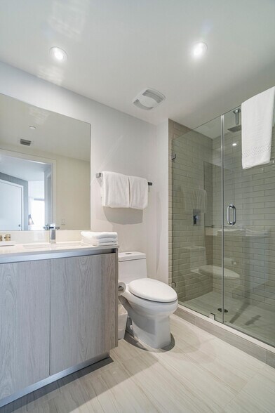 Building Photo - 2721 Hallandale Beach Blvd