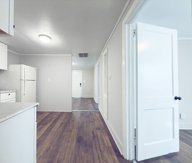 Building Photo - 2181 Eleanor Dr