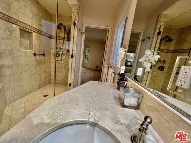 Building Photo - 1008 Westholme Ave