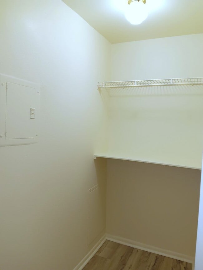 Building Photo - Nice, clean, one-bedroom ground floor unit