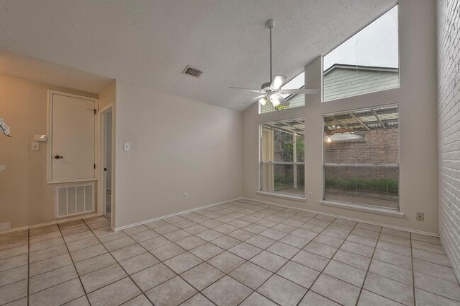 Building Photo - 2011 Creek Valley Ln