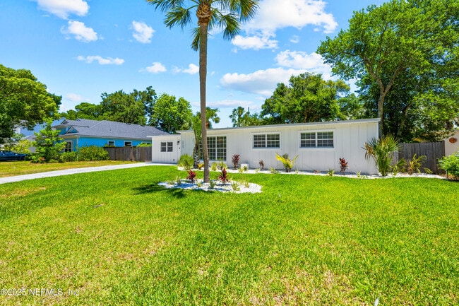 Building Photo - 1717 Sunset Dr