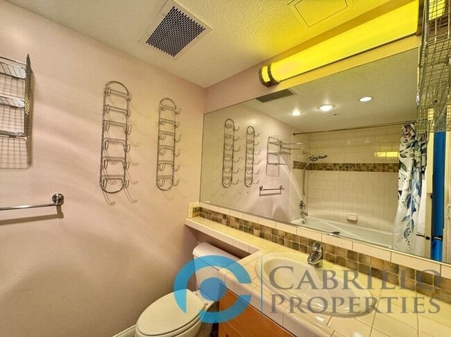 Building Photo - 850 Beech St