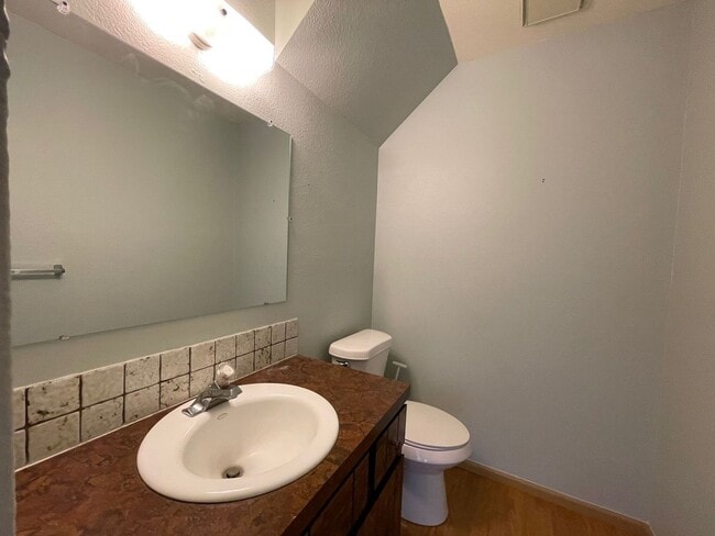 Building Photo - Nice 2 Story Townhome with Garage
