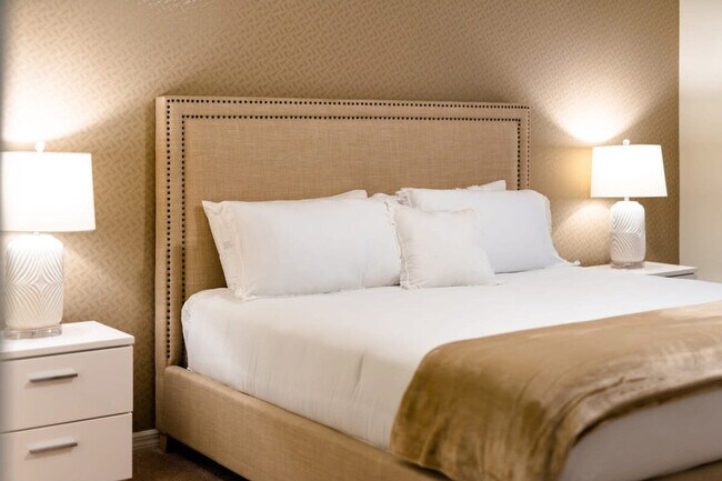 Building Photo - 2422 Dubai St