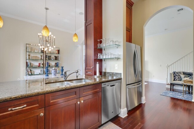 Building Photo - 285 SE 6th Ave