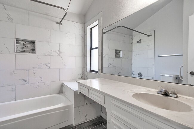 Building Photo - Spacious family home in a great neighborhood