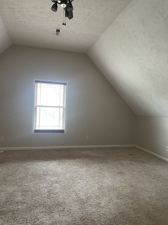 Building Photo - 634 Hidden Valley Dr