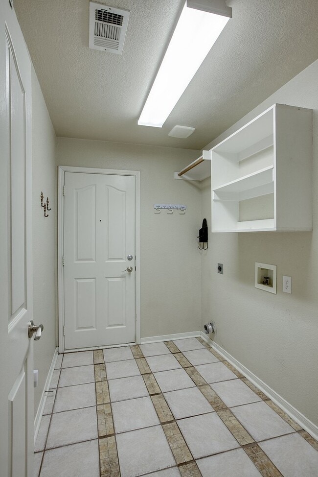 Building Photo - 4 bed Golf community for lease!