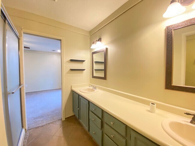 Building Photo - Spacious Home in Vista Primera