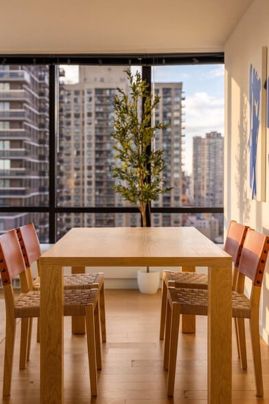 Building Photo - 525 E 72nd St