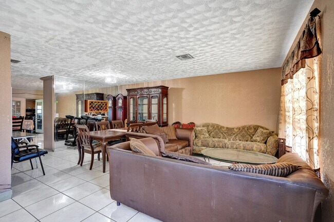Building Photo - 6214 Wauconda Way W