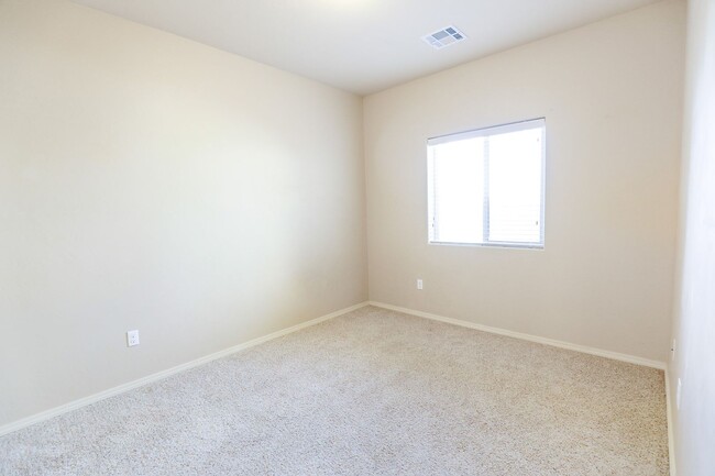 Building Photo - Spacious 4 Bedroom 2 Bath Home in Mesa Vil...