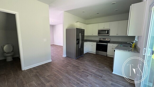 Building Photo - RATE DROP ALERT (was $2240/month) and SUMM...