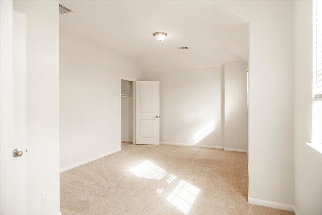 Building Photo - 208 Cambria Green Ln