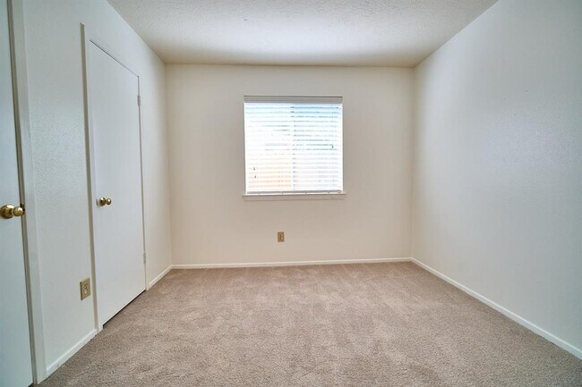 Building Photo - 17006 Summer Dawn Pl