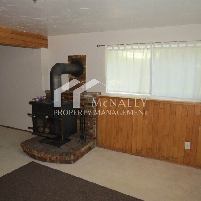 Building Photo - Split Level 3 Bedroom 2.25 Bath on Peacock...