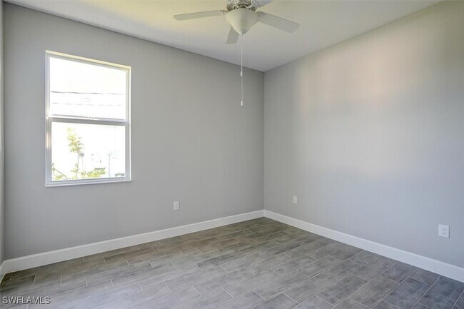 Building Photo - 428 SW 28th Pl