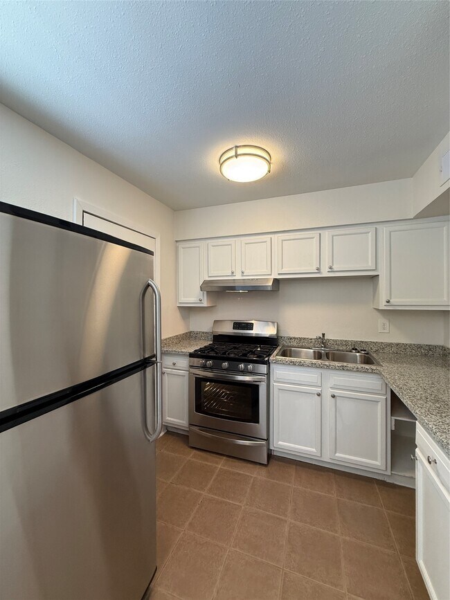 Building Photo - 1141 N Durham Dr