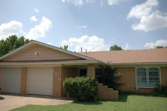 Building Photo - EAST SIDE CHARMER!