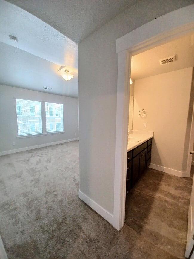 Building Photo - 2021 N 3960 W