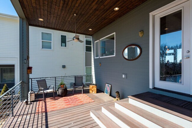 Building Photo - 4 Bedroom/3.5 Bath home overlooking the ci...